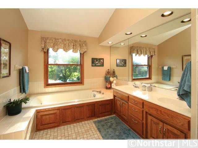 15480 Canyon Ridge Eden Prairie, MN 55347 - Photo 8 of 16 Gallery Image 8