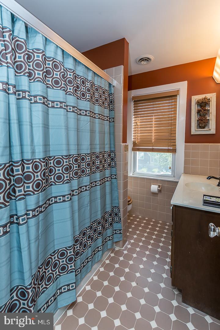 252 Strathmore Road Havertown, PA 19083 - Photo 28 of 43 TILED HALL BATH