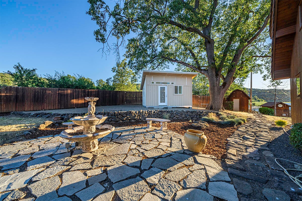 3960 Independence School Road Medford, OR 97501 - Photo 21 of 47 DSC07417-HDR-Edit