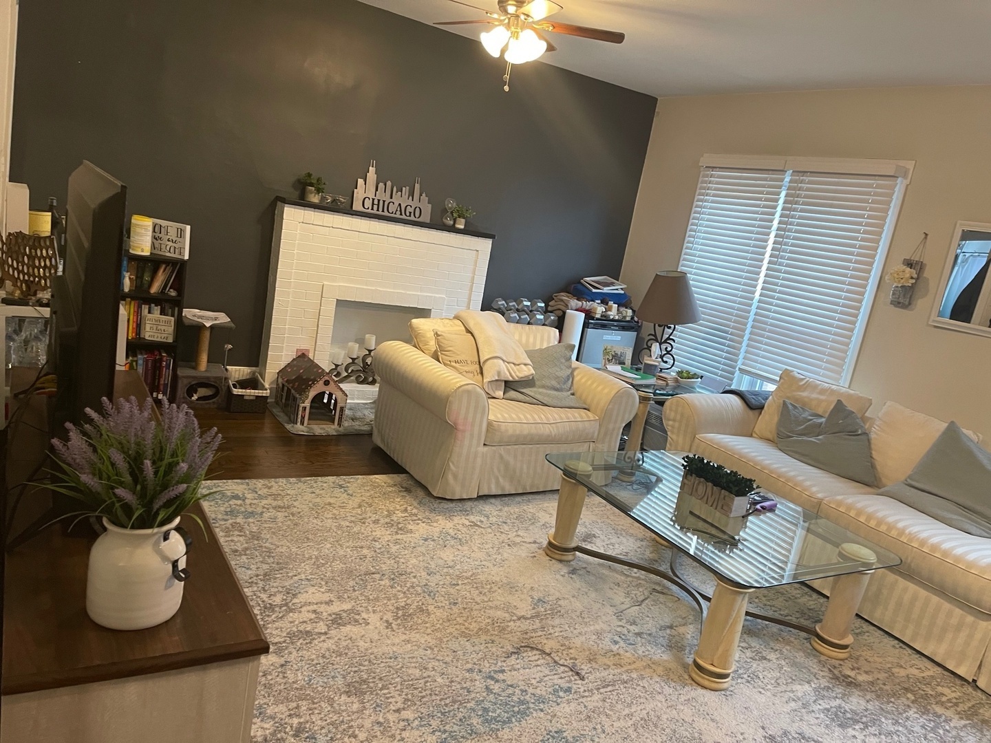 730 West Roscoe Street, Unit 2S Chicago, IL 60657 - Photo 4 of 15 a living room with furniture and a lamp