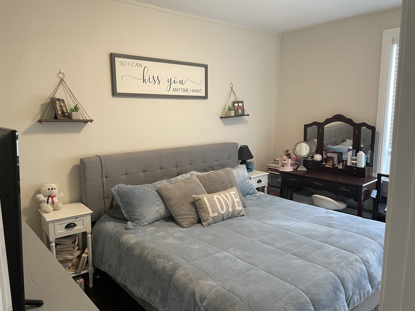 730 West Roscoe Street, Unit 2S Chicago, IL 60657 - Photo 6 of 15 a bedroom with a bed and furniture