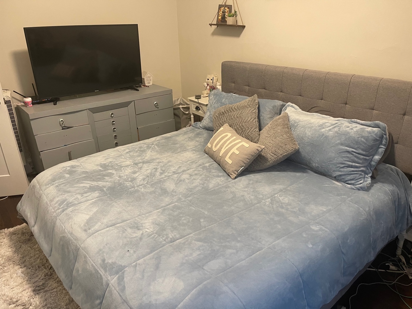 730 West Roscoe Street, Unit 2S Chicago, IL 60657 - Photo 7 of 15 a bedroom with a bed and a flat screen tv