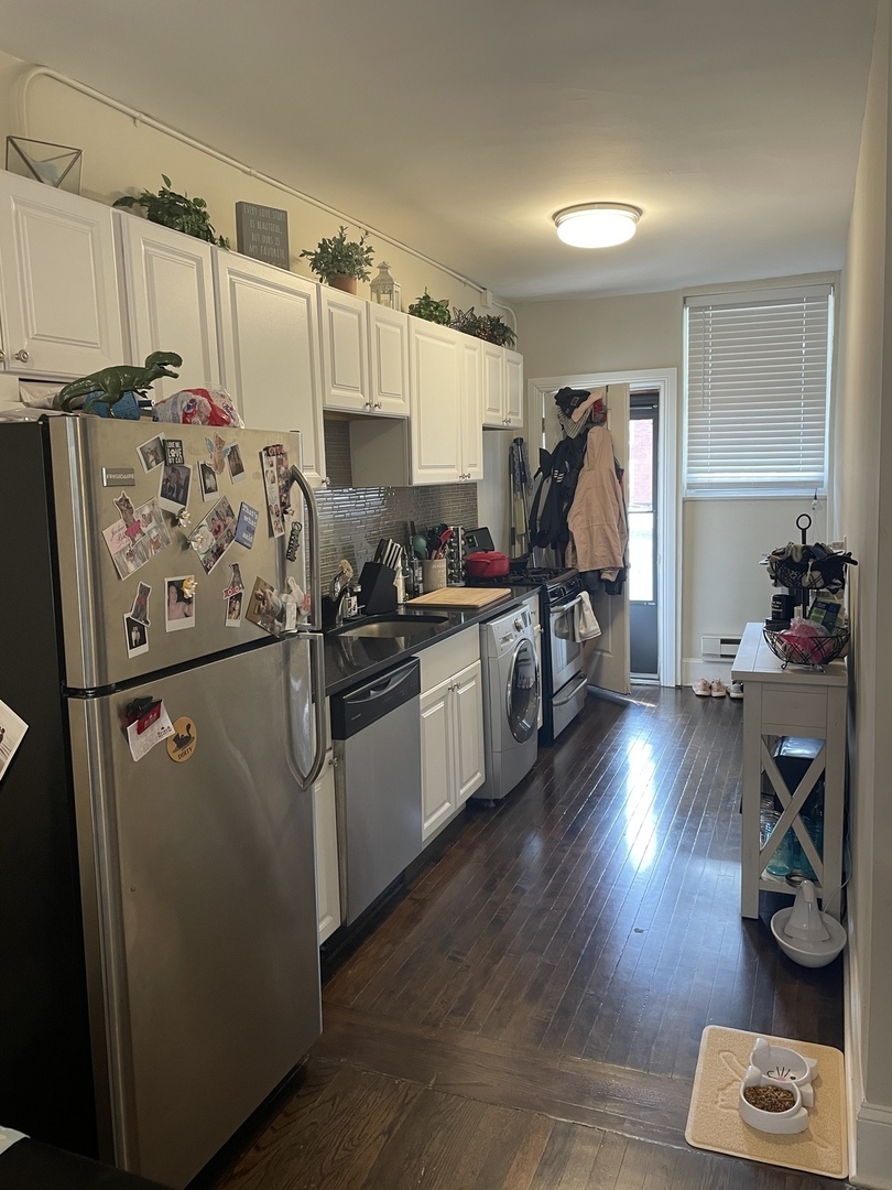 730 West Roscoe Street, Unit 2S Chicago, IL 60657 - Photo 10 of 15 a kitchen with stainless steel appliances a stove a refrigerator and wooden floor