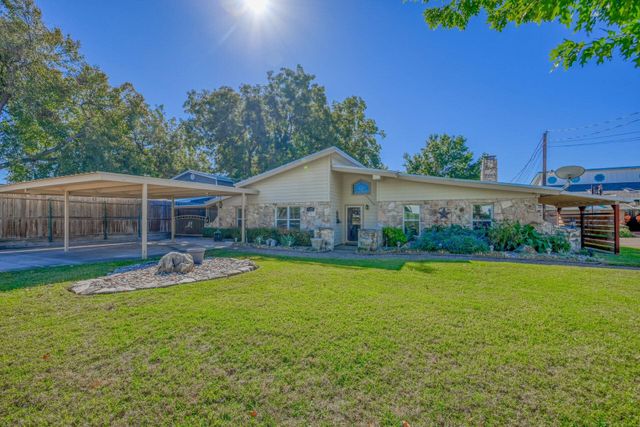 a view of a house with swimming pool and a yard