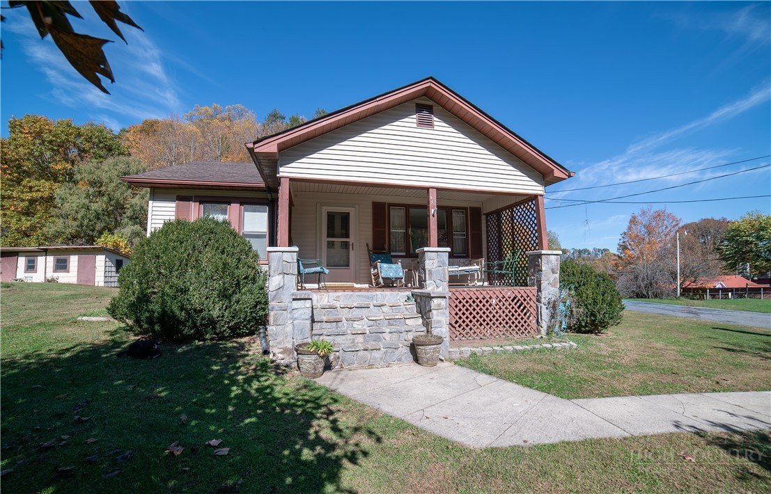 a view of house with a yard