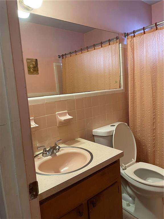 350 Peyton Place Southwest Atlanta, GA 30311 - Photo 9 of 14 a bathroom with a sink toilet and shower