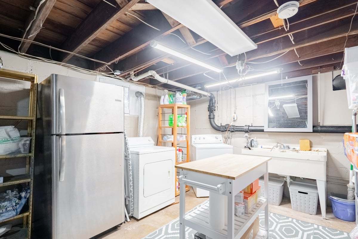412 West Virginia Avenue Normal, IL 61761 - Photo 29 of 42 a utility room with dryer and washer