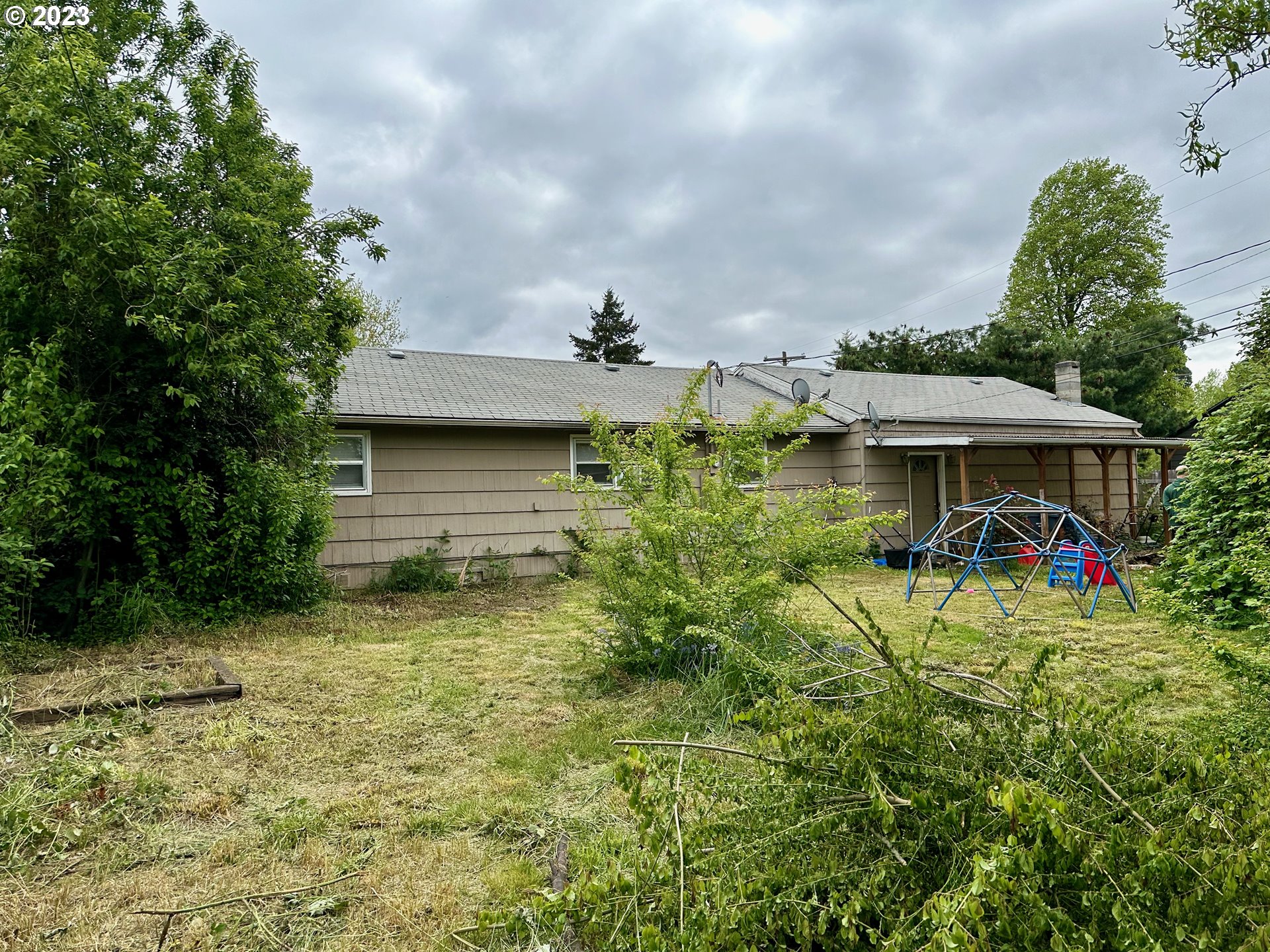 3130 Partridge Way Springfield, OR 97477 - Photo 3 of 14 a backyard of a house with table and chairs