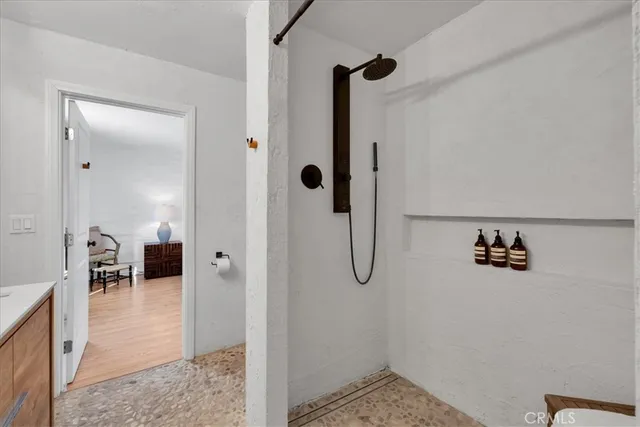 a en suite bathroom with a double vanity sink and a mirror
