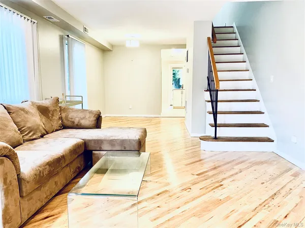 $3,850 | 4 Avenue B, Port Washington, NY 11050