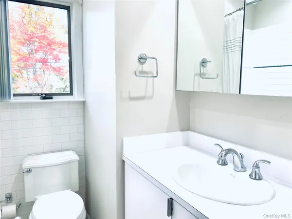 $3,850 | 4 Avenue B, Port Washington, NY 11050