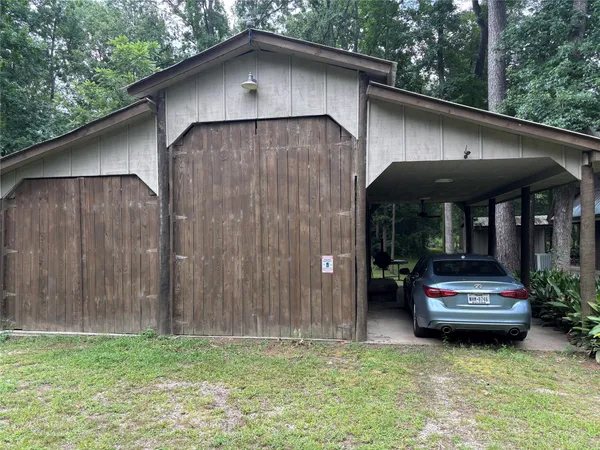 a view of a house with backyard
