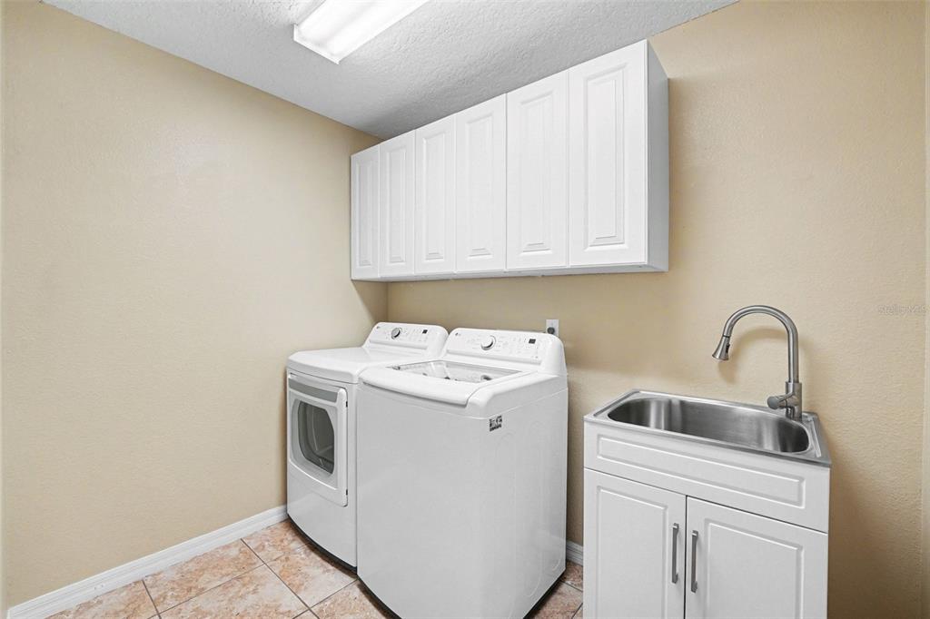 122 Costa Loop Auburndale, FL 33823 - Photo 12 of 30 a utility room with dryer and washer