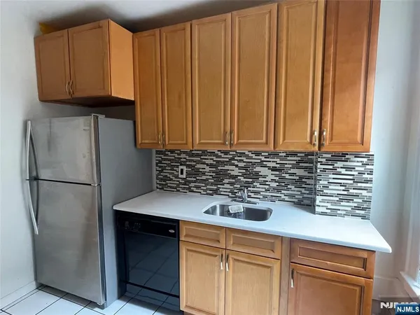 $2,200 | 10 Hilliard Avenue, Unit 5, Edgewater, NJ 07020