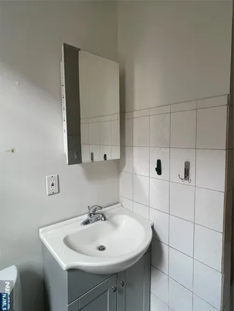 $2,200 | 10 Hilliard Avenue, Unit 5, Edgewater, NJ 07020