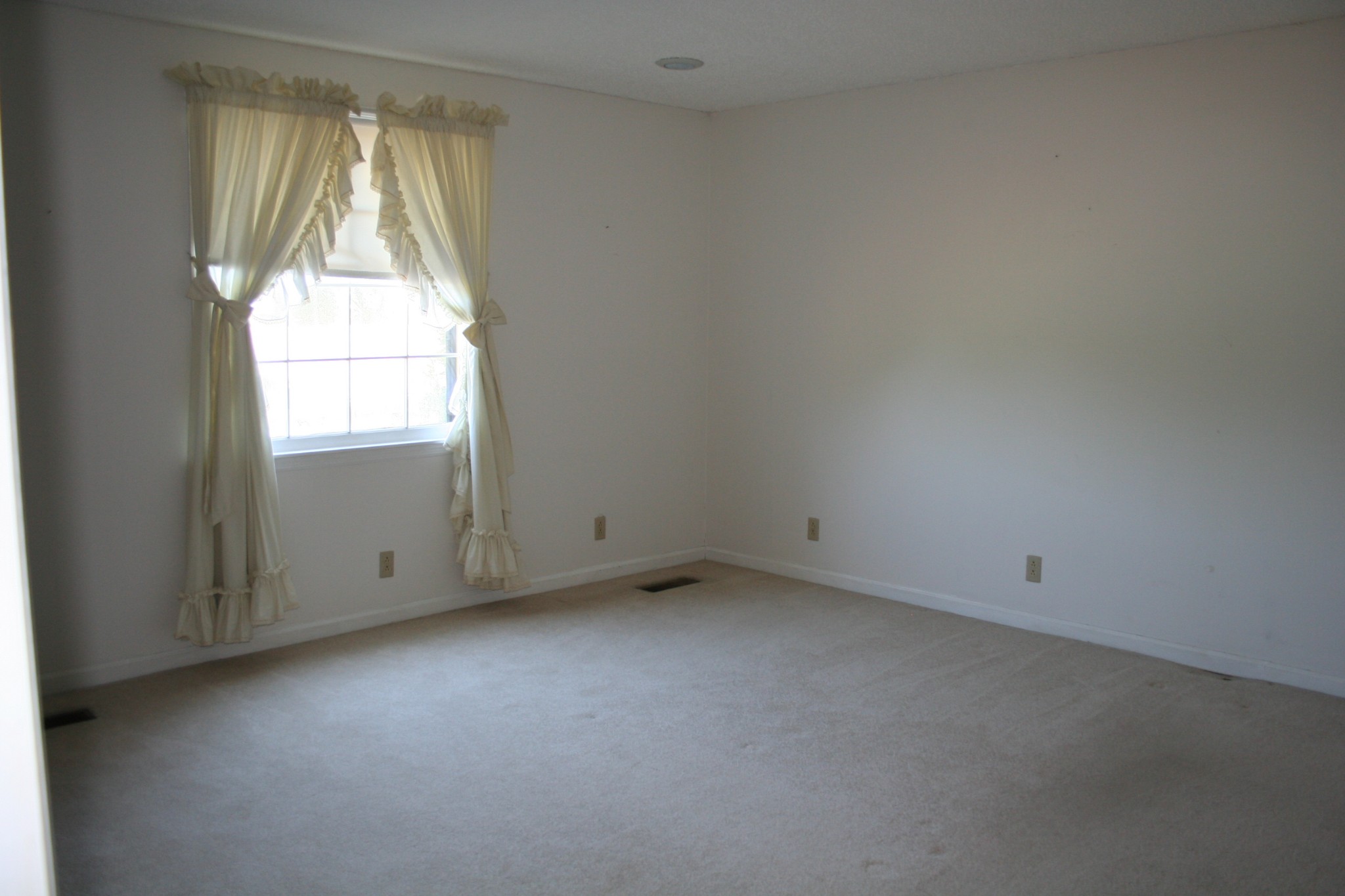 7080 Swift Road Greenbrier, TN 37073 - Photo 23 of 47 an empty room with a window