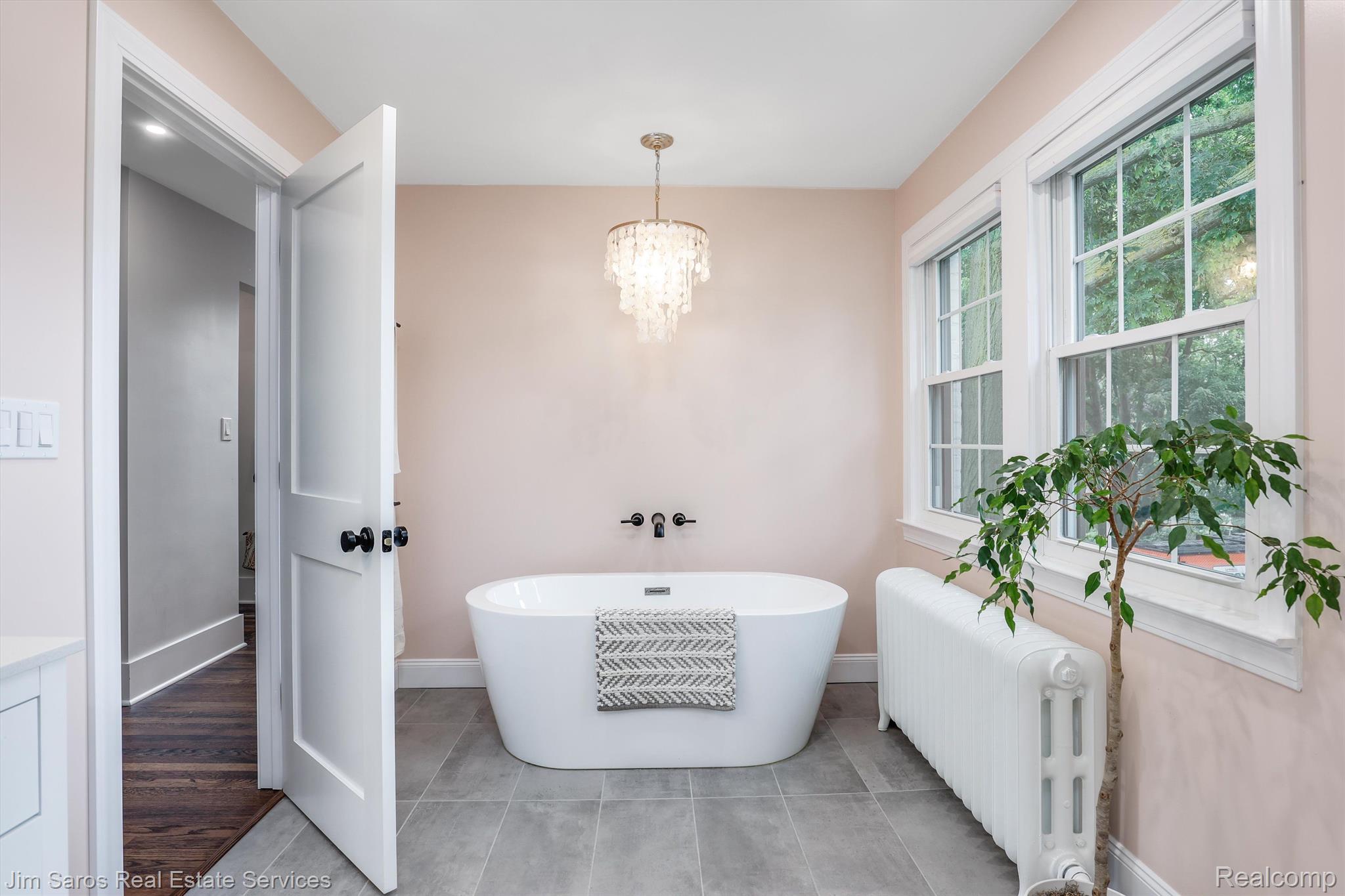 25 Roslyn Road Grosse Pointe, MI 48236 - Photo 16 of 34 Primary bath