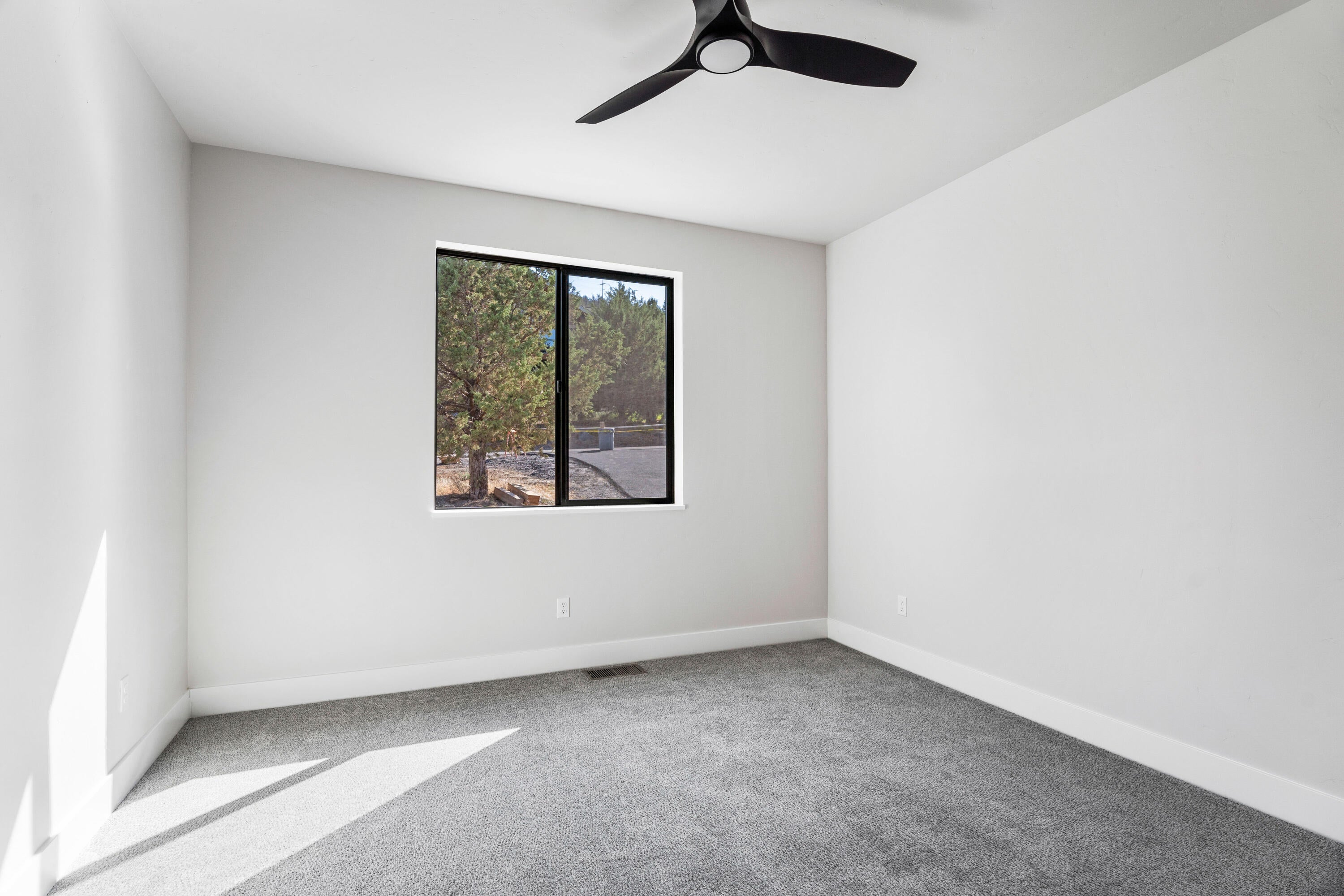 10186 Sundance Ridge Loop Redmond, OR 97756 - Photo 32 of 63 46-Bedroom