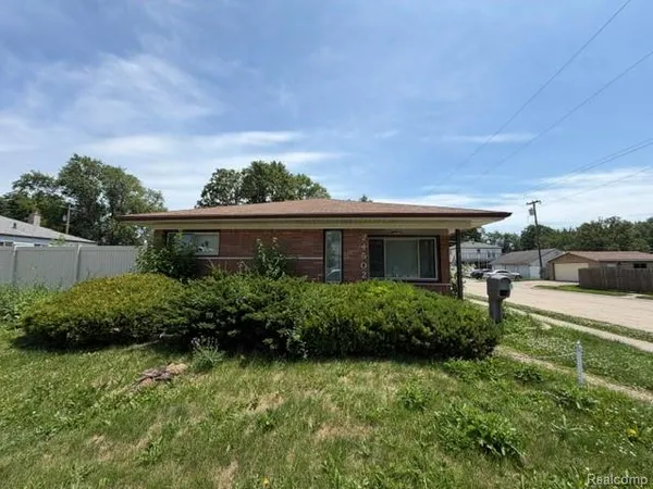 $199,900 | 24502 Tuscany Avenue, Eastpointe, MI 48021