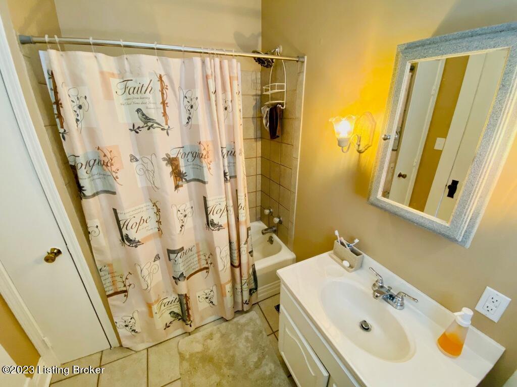405 East Main Street Springfield, KY 40069 - Photo 11 of 26 Bath