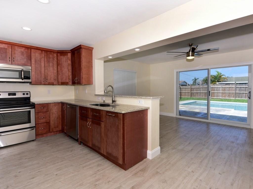 445 Los Altos Road Palm Springs, FL 33461 - Photo 4 of 20 4