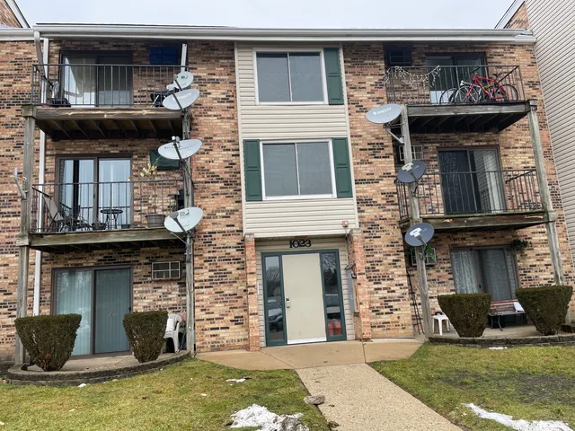 $1,700 | 1023 Kuhn Road, Unit 4, Carol Stream, IL 60188