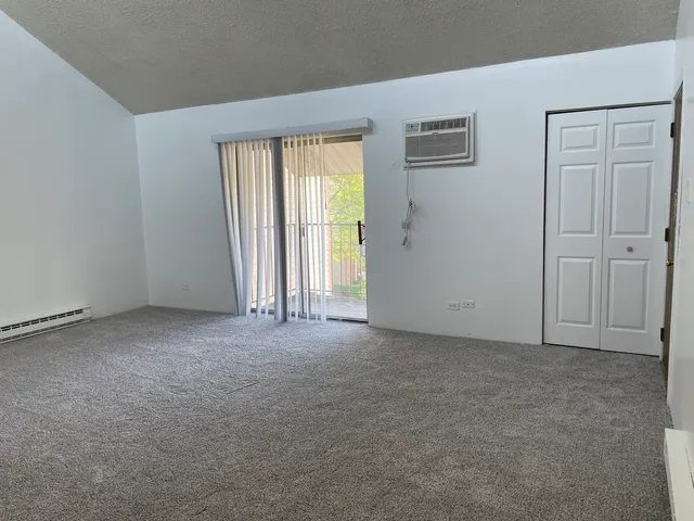 $1,700 | 1023 Kuhn Road, Unit 4, Carol Stream, IL 60188