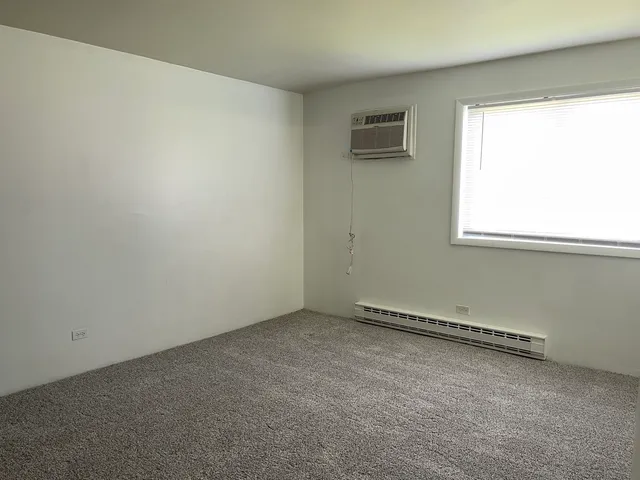 $1,700 | 1023 Kuhn Road, Unit 4, Carol Stream, IL 60188