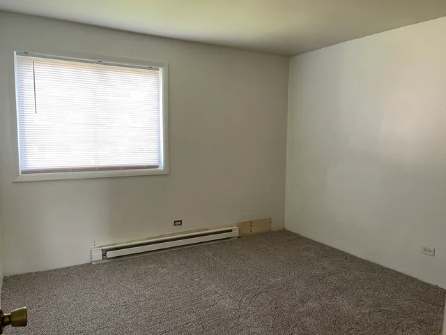 $1,700 | 1023 Kuhn Road, Unit 4, Carol Stream, IL 60188