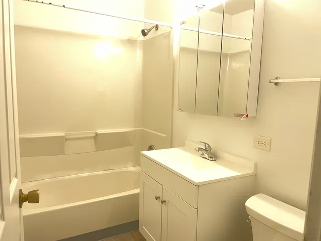 $1,700 | 1023 Kuhn Road, Unit 4, Carol Stream, IL 60188