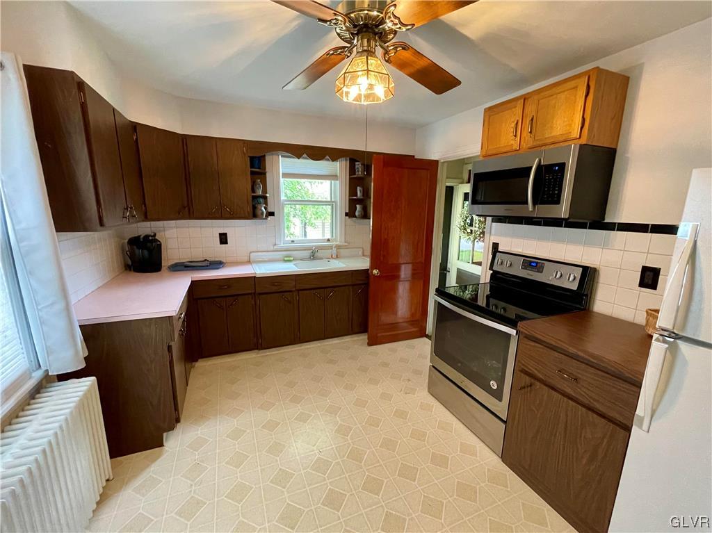 833 Bangor Road Nazareth, PA 18064 - Photo 7 of 19 Kitchen