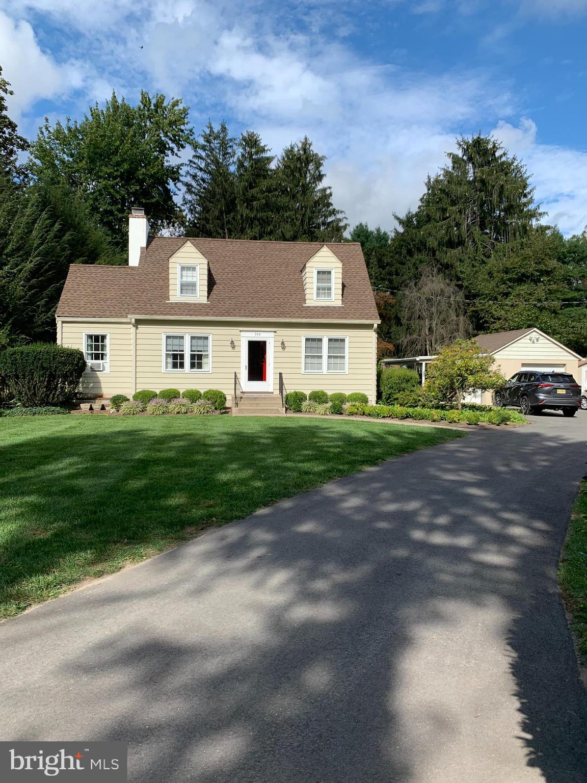 759 River Road Trenton, NJ 08628 - Photo 25 of 26 Driveway to 3+ car parking