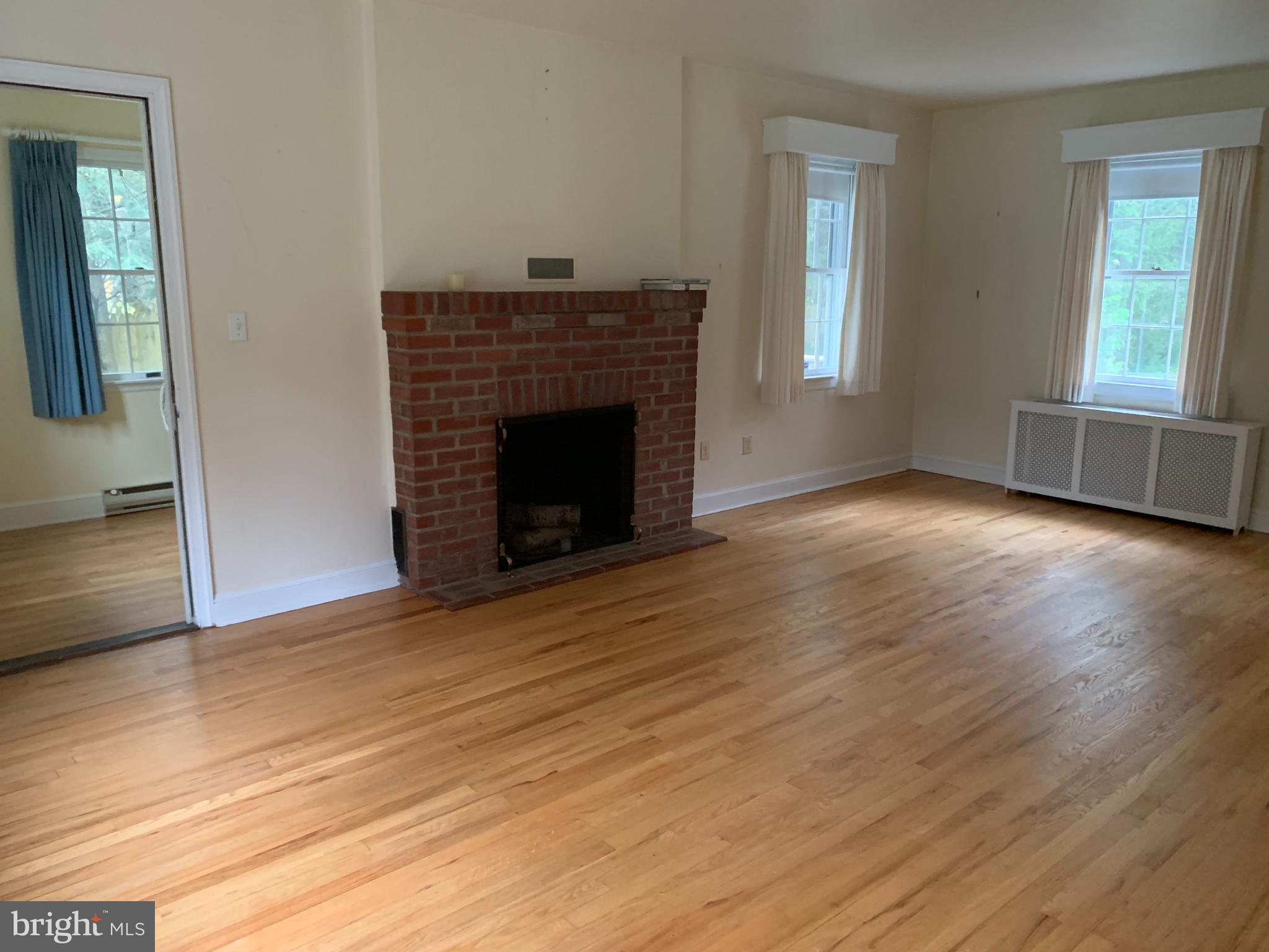 759 River Road Trenton, NJ 08628 - Photo 4 of 26 Empty Living Room w-door to Sunroom