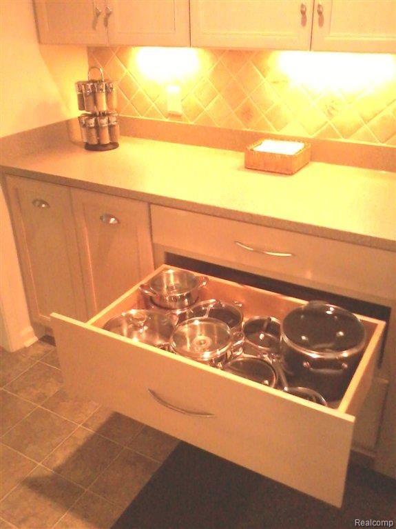 23075 Farmington Road, Unit 15 Farmington, MI 48336 - Photo 9 of 24 Merillat-Masterpiece FULL pull o