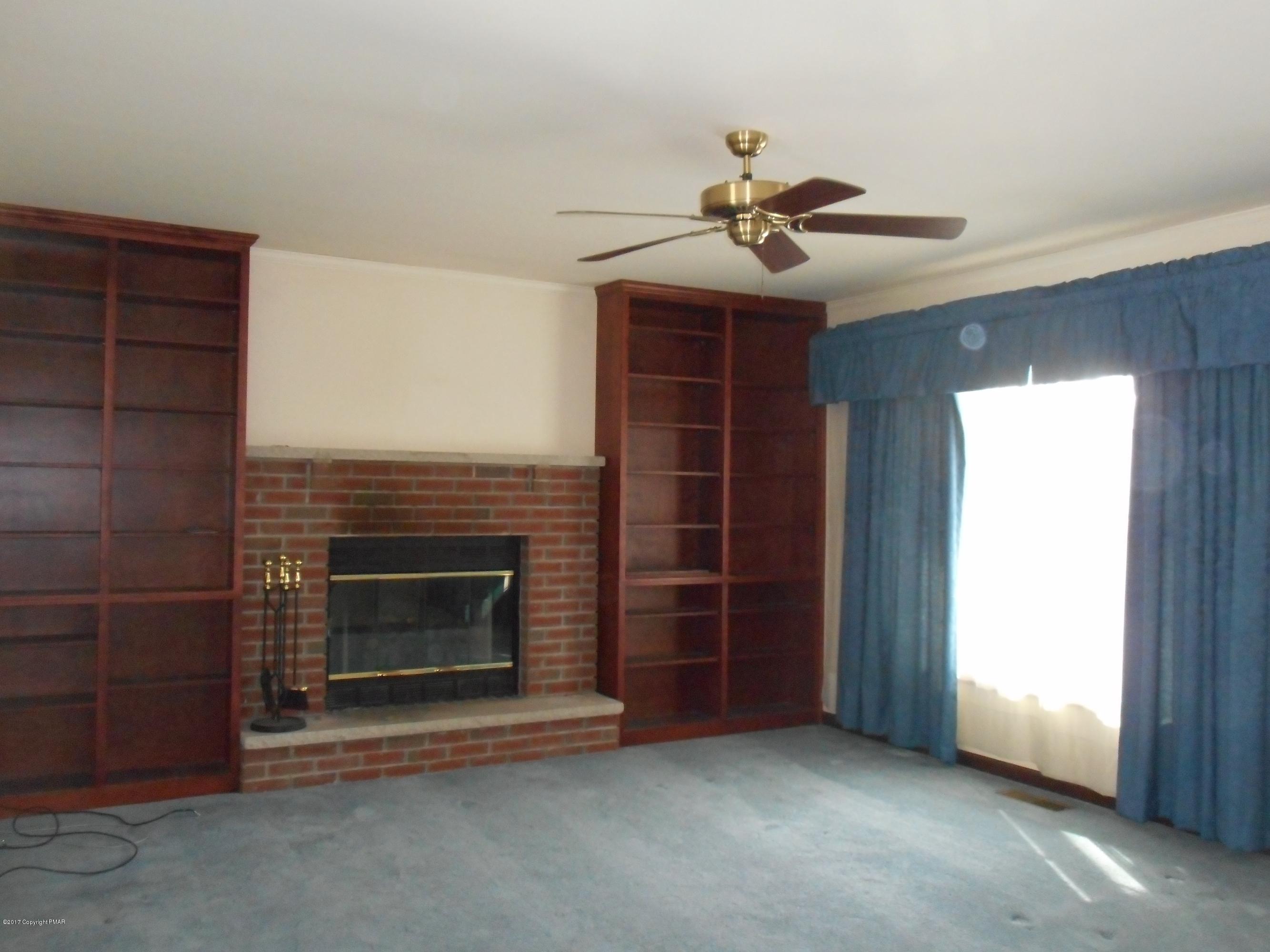 385 Blue Ridge Drive Canadensis, PA 18325 - Photo 6 of 28 Living room