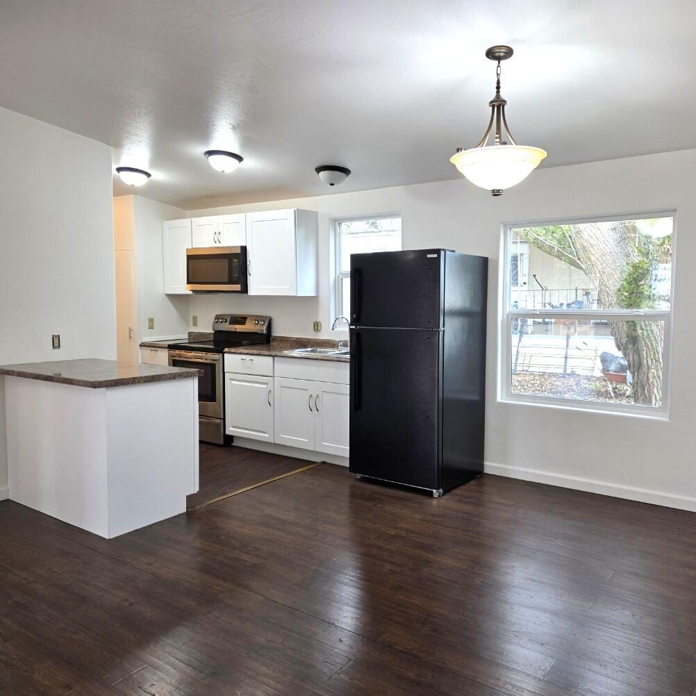 939 South Valley View Road, Unit 10 Ashland, OR 97520 - Photo 5 of 13 20260108_133451