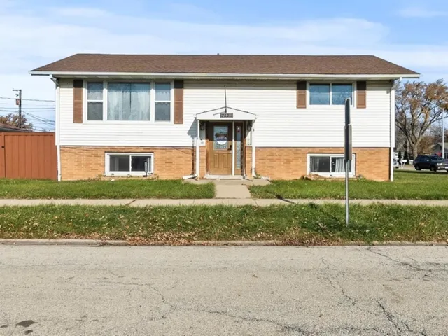 $379,900 | 7624 South Lockwood Avenue, Burbank, IL 60459