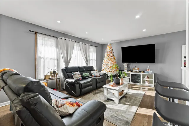 $379,900 | 7624 South Lockwood Avenue, Burbank, IL 60459