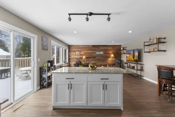 $300,000 | 935 Monterey Court North, Shoreview, MN 55126