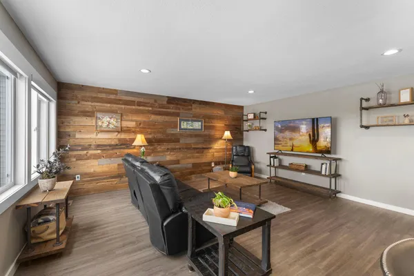 $300,000 | 935 Monterey Court North, Shoreview, MN 55126