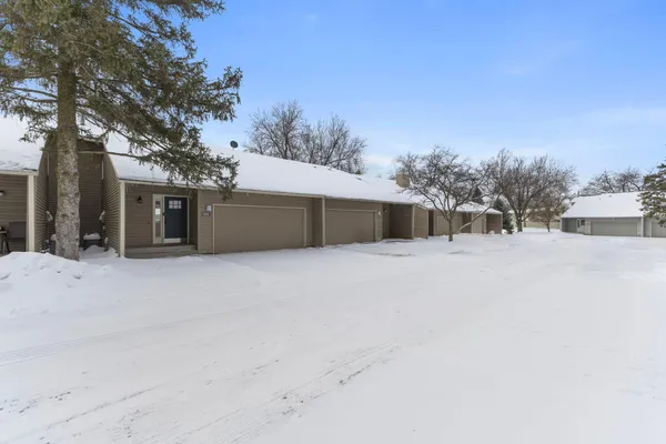 $300,000 | 935 Monterey Court North, Shoreview, MN 55126