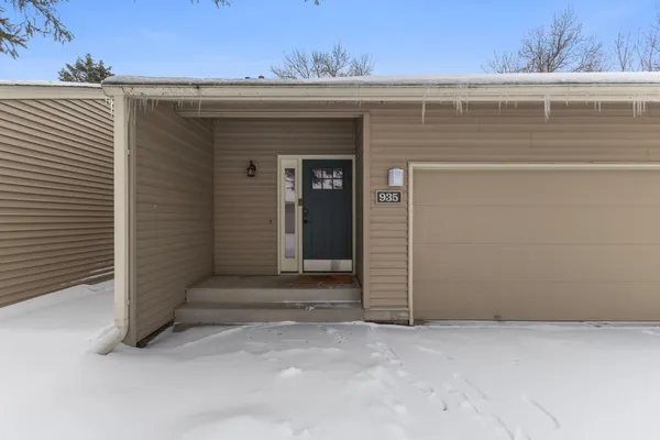 $300,000 | 935 Monterey Court North, Shoreview, MN 55126