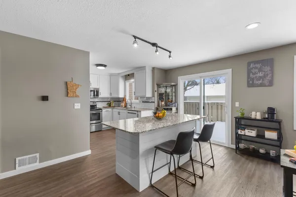 $300,000 | 935 Monterey Court North, Shoreview, MN 55126