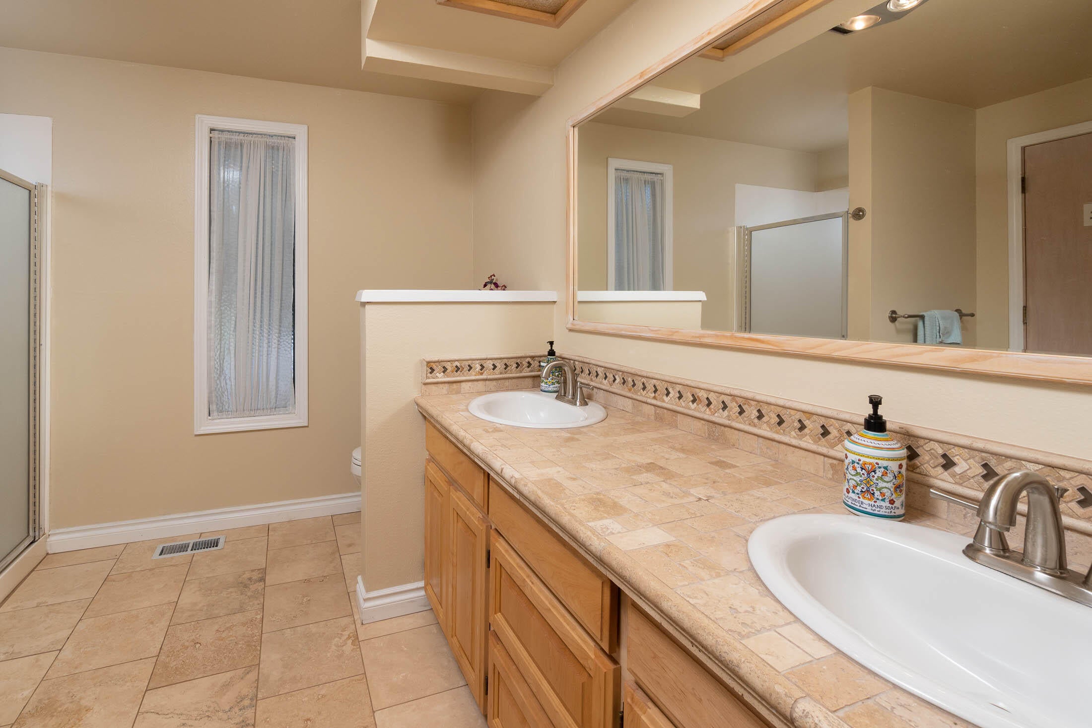 65111 Highland Road Bend, OR 97703 - Photo 19 of 37 Guest suite bathroom