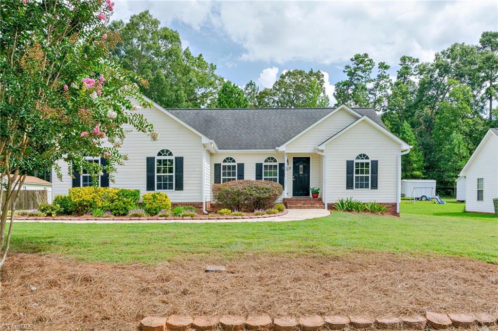 192 Manor Ridge Way Lexington, NC 27292 - Photo 3 of 28 Gallery Image 3