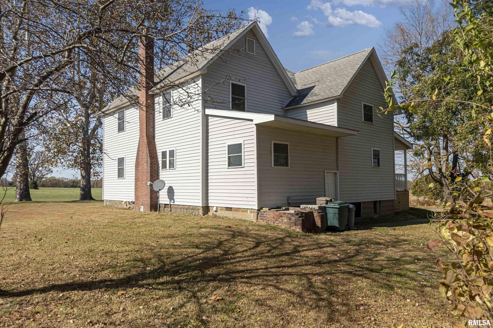 17064 Old Frankfort Road Johnston City, IL 62951 - Photo 21 of 59 a front view of a house with a yard