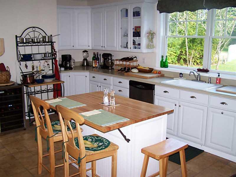 31 Decary Road Biddeford, ME 04005 - Photo 4 of 32 Kitchen.