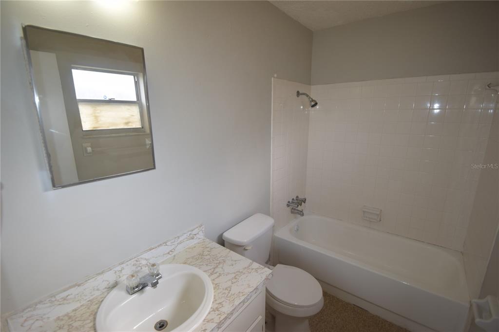 115 Leelon Road, Unit 115 Lakeland, FL 33809 - Photo 3 of 14 a bathroom with a toilet sink and bathtub