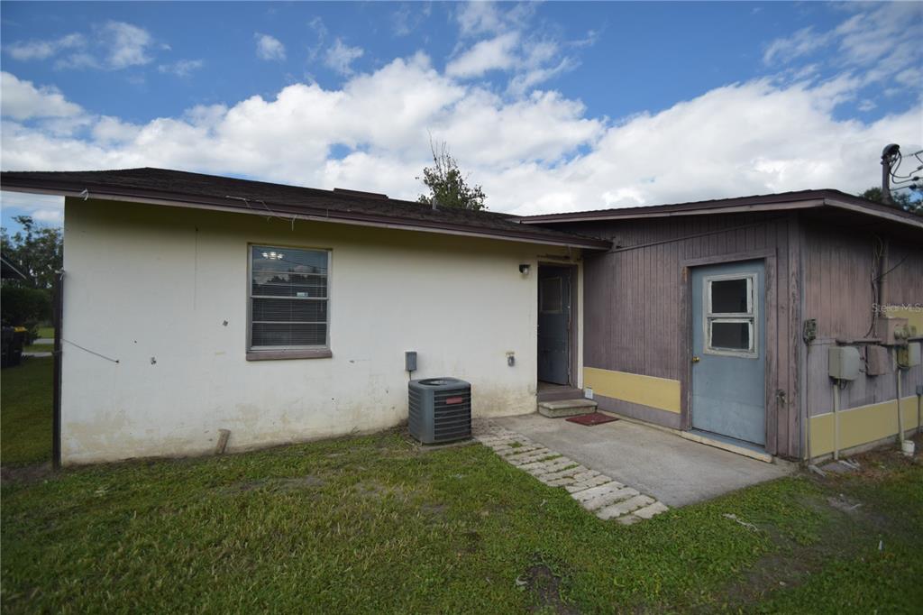 115 Leelon Road, Unit 115 Lakeland, FL 33809 - Photo 9 of 14 a backyard of a house with table and chairs