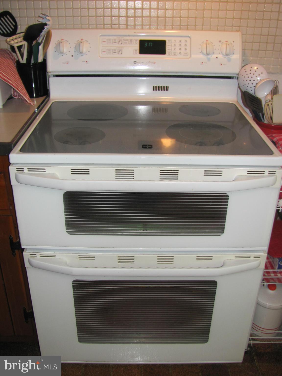 7919 Hillendale Road Baltimore, MD 21234 - Photo 9 of 29 a close view of stove top oven